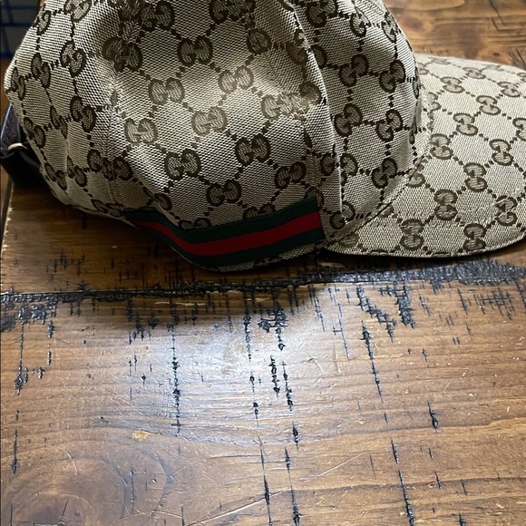 Gucci hat used two time signs shows on the inside from usage - Picture 4 of 11